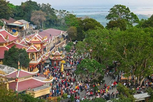 Từ ngày 12-12, mở lại hoạt động leo núi Bà Đen