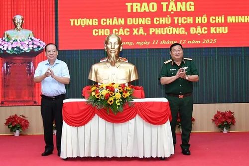 An Giang: Trao tặng tượng chân dung Chủ tịch Hồ Chí Minh cho các xã, phường, đặc khu