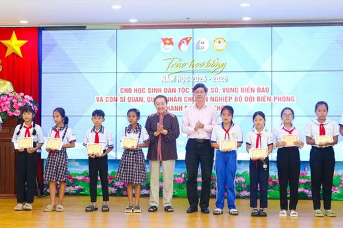 Cần Thơ: Trao 135 suất học bổng đến học sinh vùng biển và dân tộc thiểu số