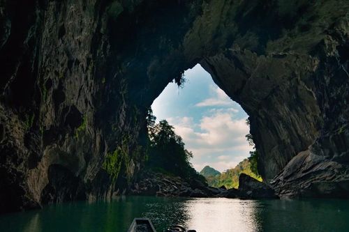 Khám phá hang động sông ngầm hùng vĩ ở biên giới Việt – Lào
