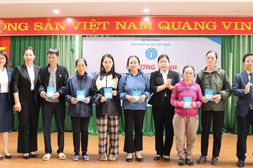 Bắc Ninh tặng thẻ bảo BHYT cho người dân có hoàn cảnh khó khăn