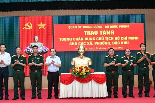 Trao tặng tượng chân dung Chủ tịch Hồ Chí Minh cho các xã, phường ở An Giang