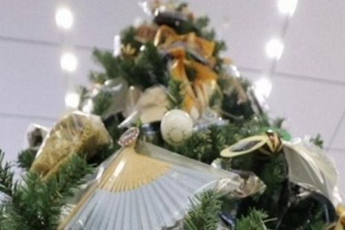 Cây thông Noel đặc biệt tại ga tàu Nhật Bản được trang trí bằng những vật dụng thất lạc do hành khách để quên