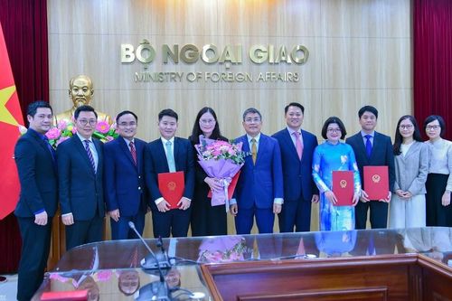 Bộ Ngoại giao trao quyết định bổ nhiệm và công nhận tập sự lãnh đạo cấp quản lý