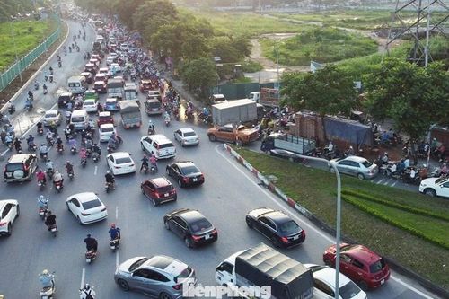 Rào nửa lòng đường đại lộ Thăng Long để thi công sửa chữa