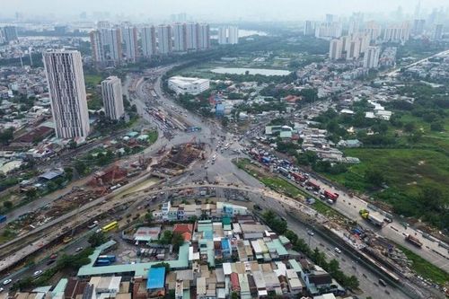 Vì sao cuối năm, TPHCM vẫn dày đặc rào chắn và công trình đào đường?