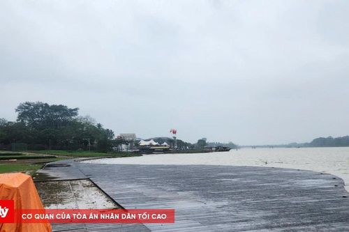 Sân khấu nổi trên sông Hương phủ bùn sau mưa lũ