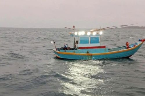 Thuyền trôi tự do trên biển, ngư dân tiếp cận phát hiện người đàn ông đã tử vong