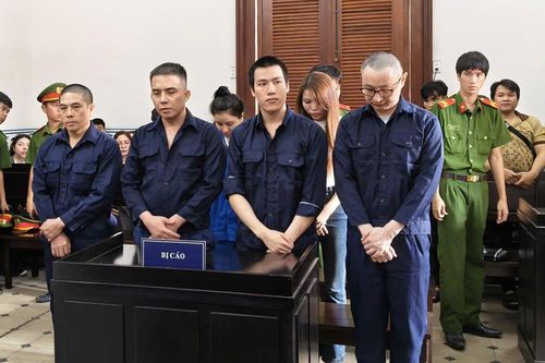 Cặp vợ chồng hờ cho nhân viên đi bán dâm để kéo khách đến nhà hàng