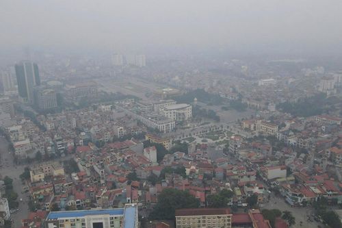 Bắc Ninh chìm trong lớp mù dày đặc, ô tô bật đèn giữa trưa