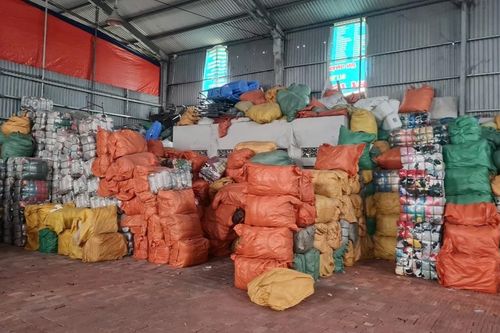 Tạm giữ hơn 94 tấn quần áo cũ không rõ nguồn gốc tại hai kho hàng ở Kiến An
