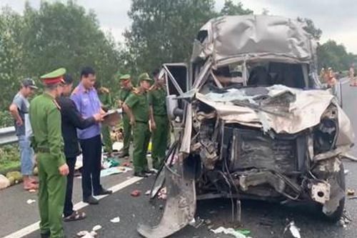 Kiểm sát khám nghiệm hiện trường vụ tai nạn giao thông làm 4 người tử vong