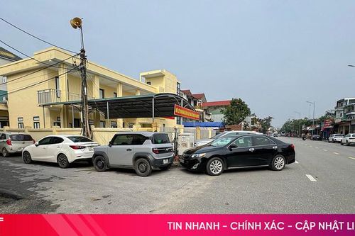 Đỗ xe tràn khúc cua, người dân lo tai nạn 'rình rập'