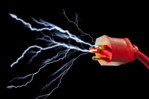 Trèo lên trụ điện bắt ong vò vẽ, nam thanh niên tử vong thương tâm