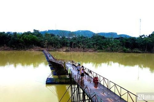 'Hồi sinh' cầu phao bị lũ cuốn trôi ở Huế