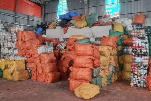Tạm giữ hơn 94 tấn quần áo cũ không rõ nguồn gốc