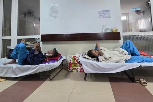 Bệnh viện Ung bướu Đà Nẵng quá tải: 'Chỉ mong có thêm chỗ nằm, bớt cảnh chen chúc'