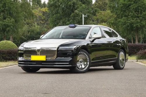 Xe sedan hạng sang công suất 659 mã lực, trang bị tối tân, giá hơn 1 tỷ đồng