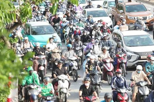 Hà Nội chuyển từ xe xăng sang xe điện: Bài toán hạ tầng và sinh kế