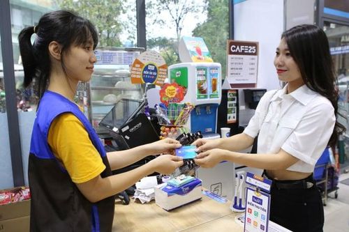 Người dân thắt hầu bao, doanh nghiệp căng sức trước mùa Tết 2026
