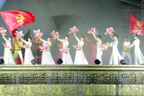 Chương trình nghệ thuật phục vụ khách tham quan sự kiện trưng bày nông sản, thực phẩm an toàn tại Quảng trường Lam Sơn