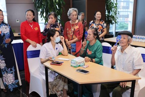 Người từ 75 tuổi trở lên đang hưởng trợ cấp hưu trí xã hội được hưởng 100% chi phí khám, chữa bệnh