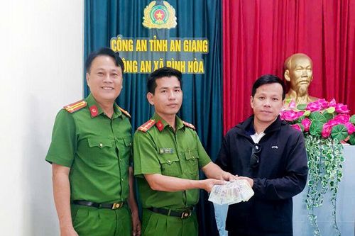 Công an xã Bình Hòa trả lại tài sản cho người đánh rơi