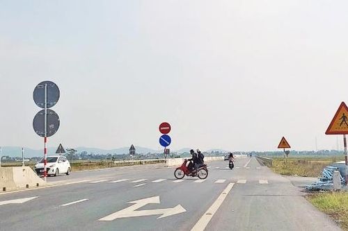 Khắc phục bất cập trên đường dẫn cầu Đồng Việt