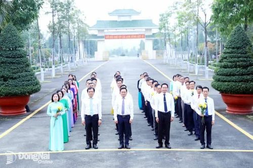 Đoàn đại biểu dâng hương trước thềm Đại hội Đại biểu Hội Nông dân tỉnh Đồng Nai lần thứ nhất