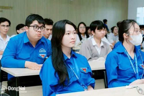 Đoàn viên, sinh viên tham gia học tập Nghị quyết Đại hội đại biểu Đảng bộ tỉnh lần thứ I
