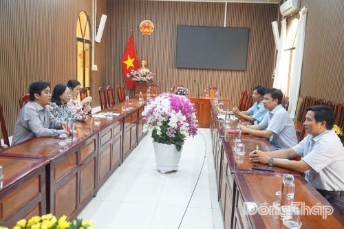 Lãnh đạo Báo và phát thanh, truyền hình Đồng Tháp làm việc với xã Thanh Bình về công tác phối hợp tuyên truyền