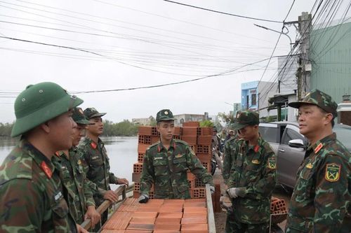 Phó Tư lệnh Quân khu 5 Trần Thanh Hải kiểm tra tiến độ xây nhà cho người dân vùng bão lũ Gia Lai