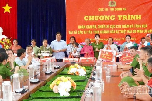 Cục C10 - Bộ Công an tặng 50 phần quà cho đồng bào xã Bác Ái Tây bị thiệt hại do mưa lũ