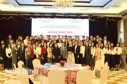 Khóa đào tạo về bảo vệ môi trường, ứng phó với biến đổi khí hậu, phát triển khu dân cư tập trung xanh