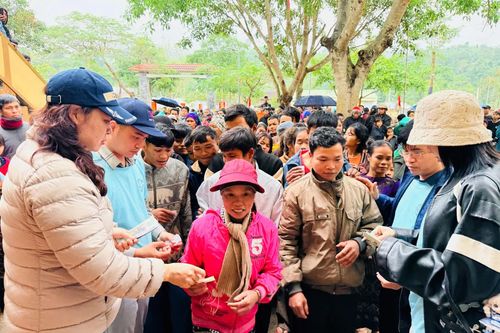 Trao tặng hơn 700 phần quà cho người dân xã Thượng Trạch