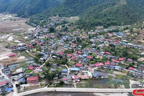 Bản Lướt bình yên giữa miền cổ tích