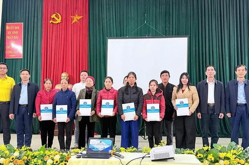 Tặng thẻ BHYT cho người dân có hoàn cảnh khó khăn phường An Tường