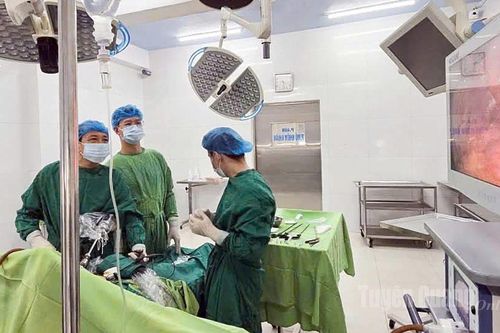 Phát hiện xương cá dài 5cm đâm thủng tá tràng người bệnh