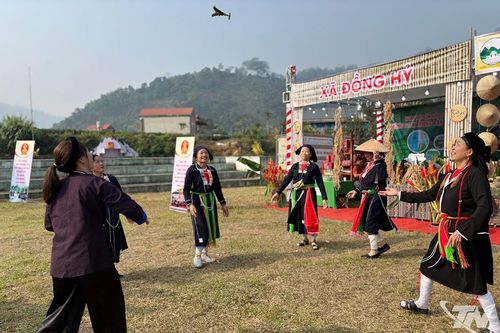 Rộn ràng sân hội Phú Đình