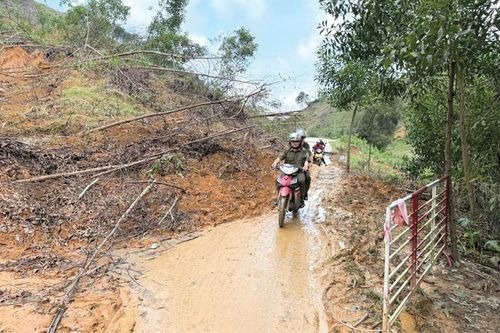 Cầu, đường sạt lở; người dân gặp khó
