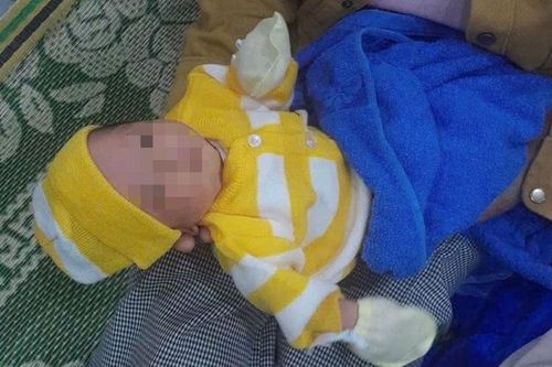 Tìm người thân bé trai bị bỏ rơi