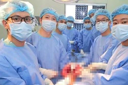 Giữ lại đôi chân cho bệnh nhi ung thư xương người Lào