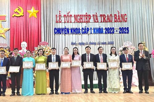 Trao bằng tốt nghiệp cho 600 tân bác sĩ chuyên khoa cấp I