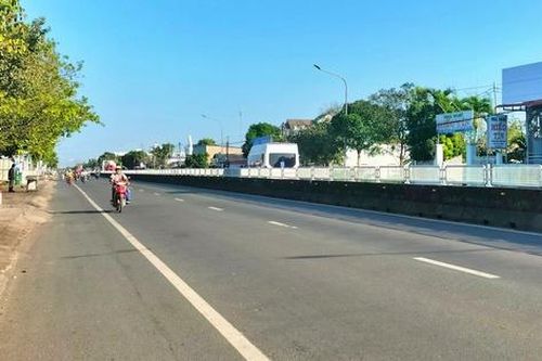 Lắp đặt tấm chống lóa trên dải phân cách cứng dọc quốc lộ 1 qua Cà Mau