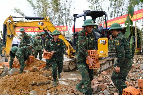 Dựng lại những mái ấm sau lũ lịch sử - Không chỉ là một mệnh lệnh