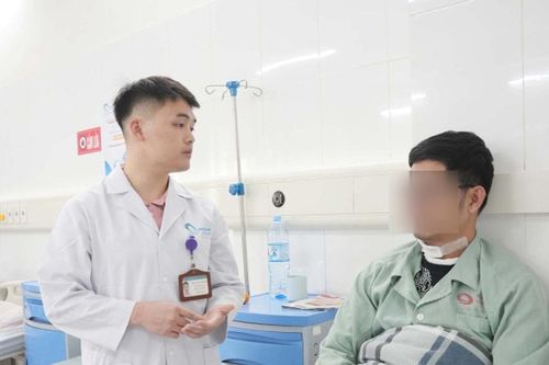 Chủ quan u lành, bệnh nhân 31 tuổi mắc ung thư tuyến giáp xâm lấn