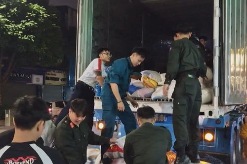 Công an Hà Nội chung tay cùng đồng bào vùng lũ