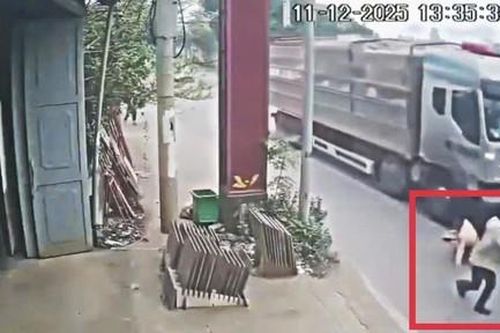 Phẫn nộ với đối tượng vi phạm, đẩy cán bộ CSGT vào đầu xe tải đang lao đến