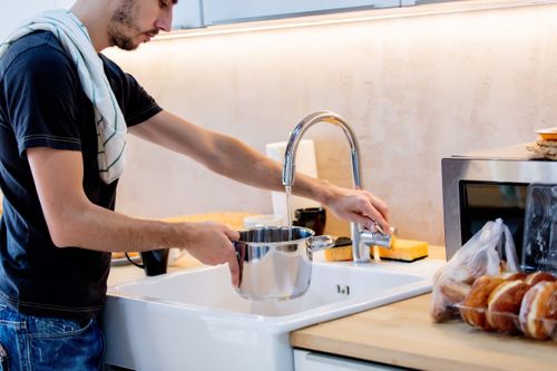 Có nên trực tiếp dùng nước máy để nấu ăn?