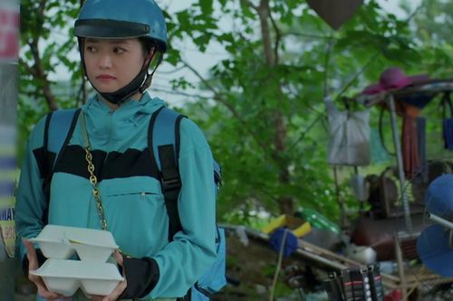 Cựu trưởng phòng, diễn viên múa cùng giấu nhau đi làm shipper